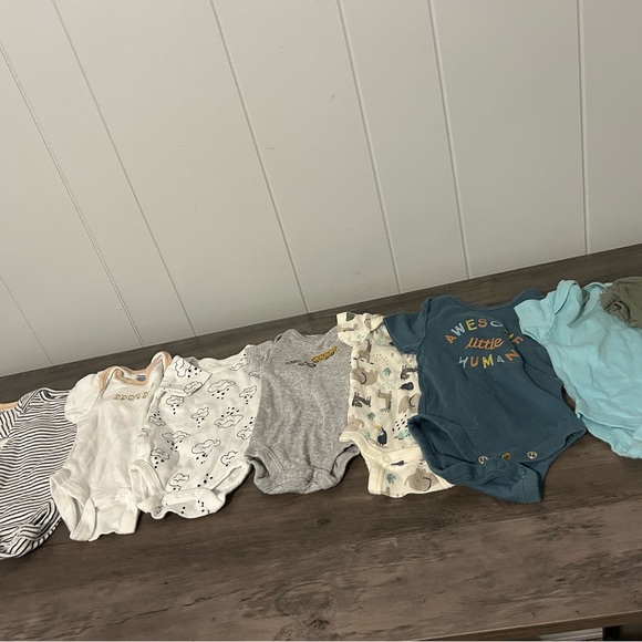 Newborn boy lot 60$ for all items. Like new condition barley worn - Picture 9 of 11